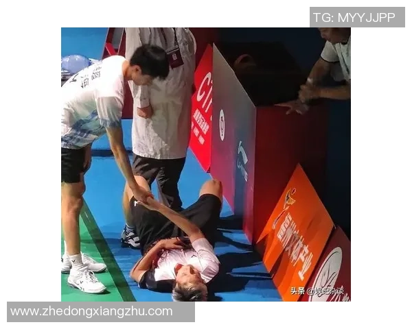 足球明星因伤被担架抬走瞬间令人揪心场面引发广泛关注